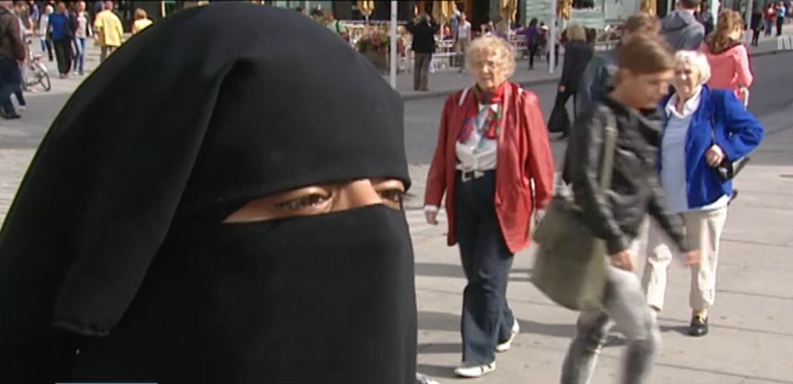 Aisha Shezadi Kausar blir intervjuet av Dagsrevyen i 2011. Skjermdump, NRK. Aisha Shezadi Kausar blir intervjuet av Dagsrevyen i 2011. Skjermdump, NRK.