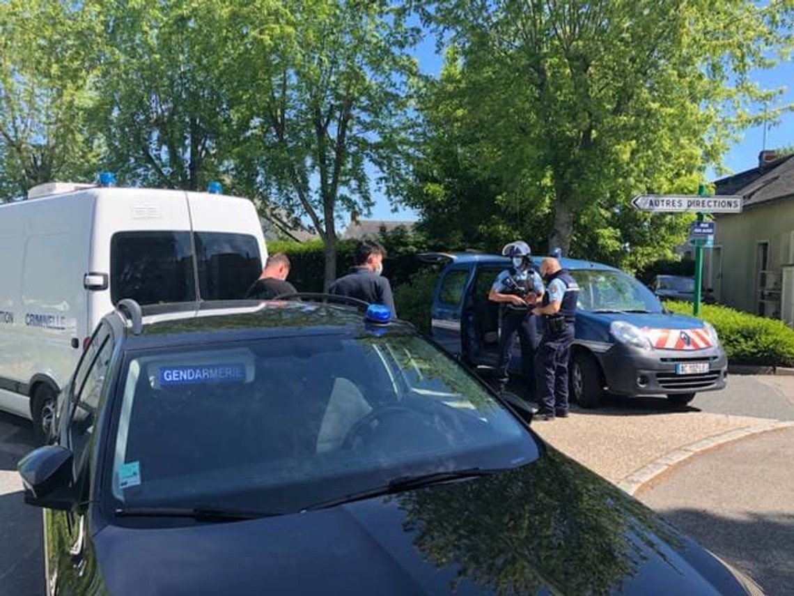 Fransk politi på åstedet hvor en politikvinne ble angrepet med kniv. Gjerningsmannen er på frifot. Foto: Twitter/Sarwar Fransk politi på åstedet hvor en politikvinne ble angrepet med kniv. Gjerningsmannen er på frifot. Foto: Twitter/Sarwar