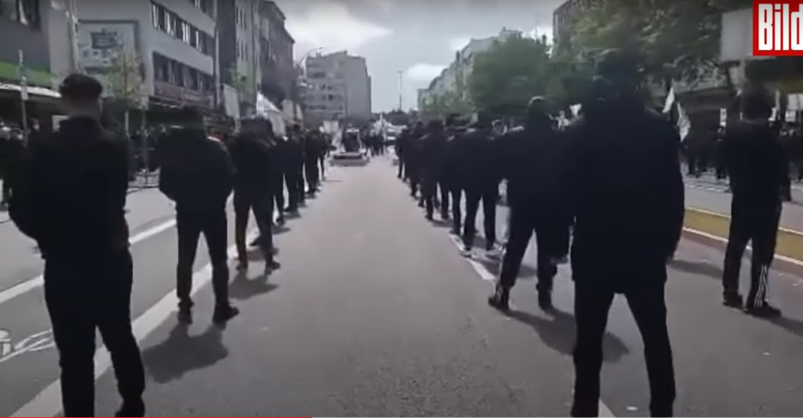 De flere hundre militante muslimenes koreografi, bekledning og taktfulle rop i Hamburg fredag 28. mai, vekker dystre minner om lignende marsjer i Tyskland for mer enn 70 år siden. Skjermdump: Bild De flere hundre militante muslimenes koreografi, bekledning og taktfulle rop i Hamburg fredag 28. mai, vekker dystre minner om lignende marsjer i Tyskland for mer enn 70 år siden. Skjermdump: Bild