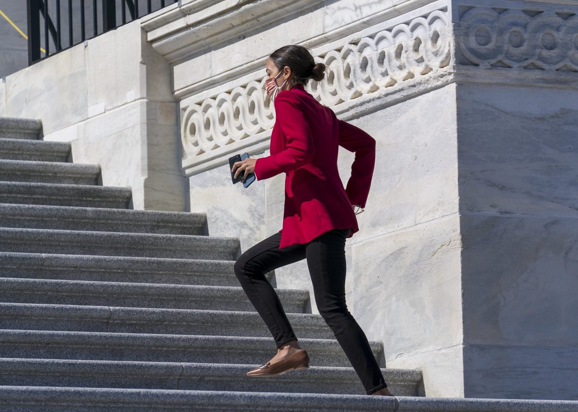 Alexandria Ocasio-Cortez er en ung og radikal representant for Demokratene i Kongressen. Hun har det travelt i sitt arbeid for å rive USA i filler. Foto: AP /J. Scott Applewhite/ NTB Alexandria Ocasio-Cortez er en ung og radikal representant for Demokratene i Kongressen. Hun har det travelt i sitt arbeid for å rive USA i filler. Foto: AP /J. Scott Applewhite/ NTB