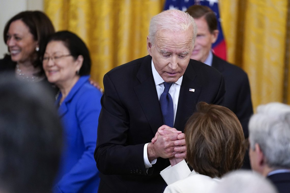 Alt handler om hat. De andres hat. Biden gratulerer Nancy Pelosi etter at covid-19 Hate Crime Act er undertegnet i Det hvite hus. Loven skal beskytte asiater mot angrep, med det snakkes ikke om at det er svarte som overfaller asiater. Foto: Evan Vucci/AP/NTB Alt handler om hat. De andres hat. Biden gratulerer Nancy Pelosi etter at covid-19 Hate Crime Act er undertegnet i Det hvite hus. Loven skal beskytte asiater mot angrep, med det snakkes ikke om at det er svarte som overfaller asiater. Foto: Evan Vucci/AP/NTB