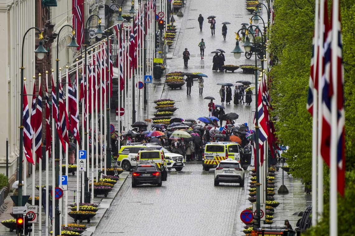 Politiet stanset det ulovlige 17. mai-toget da det nærmet seg slottet. Foto: Lise Åserud / NTB Politiet stanset det ulovlige 17. mai-toget da det nærmet seg slottet. Foto: Lise Åserud / NTB