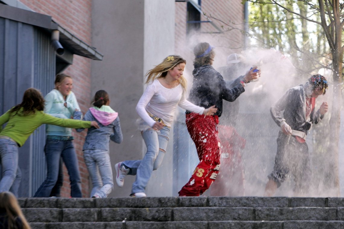 Russ har i årenes løs "tatt den lenger og lenger ut" og voksne har latt det skje. Her fra Oslo 12. mai 2005: Russ som tidligere har vært elever ved Nordberg ungdomsskole i Oslo, vendte torsdag tilbake for å " terrorisere " elevene på skolen med vannkanoner, egg og siktet hvetemel. Her russen i ferd med å kaste hvetemel mot elever ved ungdomsskolen.
Foto: Heiko Junge / NTB Russ har i årenes løs "tatt den lenger og lenger ut" og voksne har latt det skje. Her fra Oslo 12. mai 2005: Russ som tidligere har vært elever ved Nordberg ungdomsskole i Oslo, vendte torsdag tilbake for å " terrorisere " elevene på skolen med vannkanoner, egg og siktet hvetemel. Her russen i ferd med å kaste hvetemel mot elever ved ungdomsskolen.
Foto: Heiko Junge / NTB