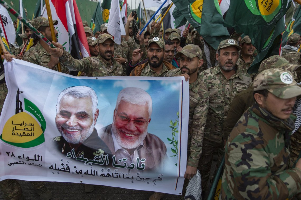 Medlemmer av den iran-støttede militsen Folkets mobiliseringsstyrke, feirer at den nye leder for al-Quds-styrken, Ismail Ghani, kommer på besøk 4. januar 2020. Militssoldatene ventet at Ghani skulle ha med sekker med cash, i stedet hadde han med sølvringer. Foto: Nasser Nasser/AP/NTB Medlemmer av den iran-støttede militsen Folkets mobiliseringsstyrke, feirer at den nye leder for al-Quds-styrken, Ismail Ghani, kommer på besøk 4. januar 2020. Militssoldatene ventet at Ghani skulle ha med sekker med cash, i stedet hadde han med sølvringer. Foto: Nasser Nasser/AP/NTB