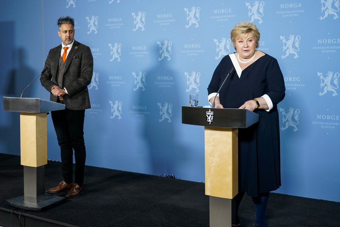 Statsminister Erna Solberg og kultur- og likestillingsminister Abid Raja under en pressekonferanse om koronasituasjonen onsdag. Foto: Gorm Kallestad / NTB Statsminister Erna Solberg og kultur- og likestillingsminister Abid Raja under en pressekonferanse om koronasituasjonen onsdag. Foto: Gorm Kallestad / NTB