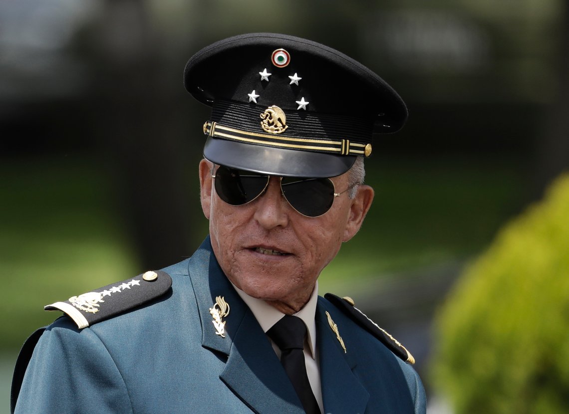 Salvador Cienfuegos Zepeda mens han ennå var forsvarsminister, i 2016. Når statens høyeste embeter brukes til å beskytte kriminelle karteller har den kapitulert. Foto: Rebecca blackwell/AP/NTB Salvador Cienfuegos Zepeda mens han ennå var forsvarsminister, i 2016. Når statens høyeste embeter brukes til å beskytte kriminelle karteller har den kapitulert. Foto: Rebecca blackwell/AP/NTB