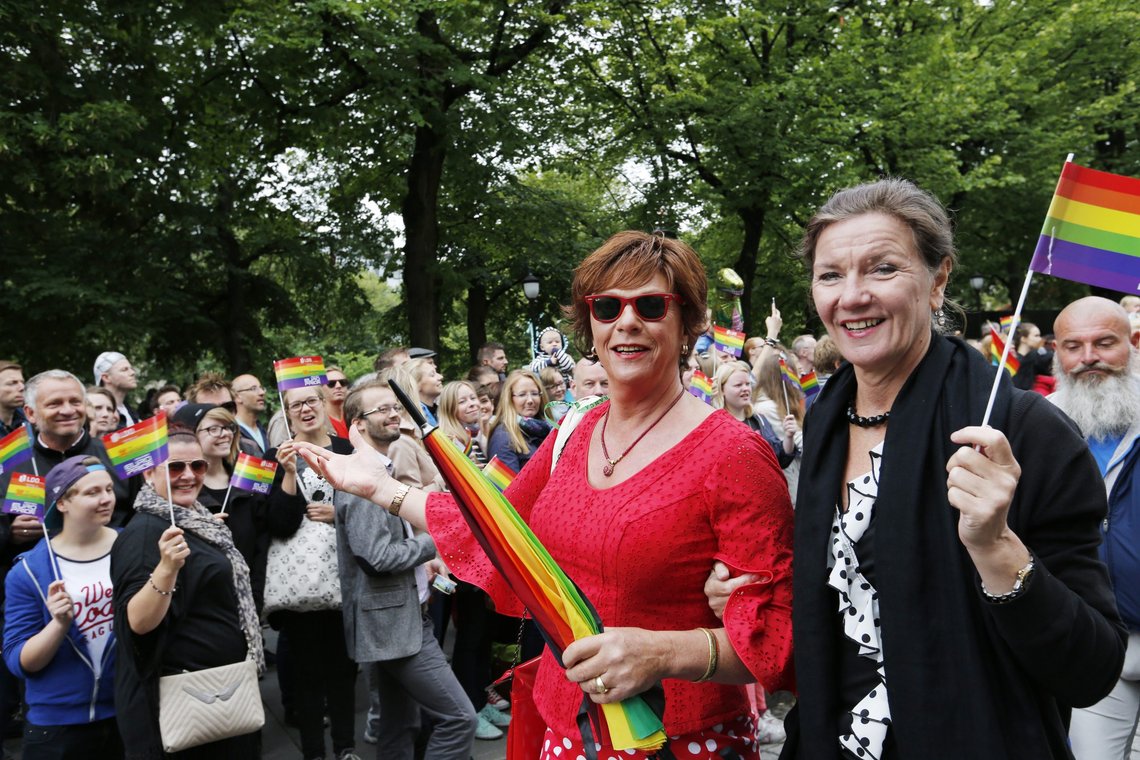 Oslo 20140628.
Sexolog Esben Esther Pirelli Benestad (i rødt) og hennes/hans ektefelle sexolog Almås. Fra lørdagens festival EuroPride der flere tusen mennesker deltok i paraden.
Foto: Terje Bendiksby / NTB Oslo 20140628.
Sexolog Esben Esther Pirelli Benestad (i rødt) og hennes/hans ektefelle sexolog Almås. Fra lørdagens festival EuroPride der flere tusen mennesker deltok i paraden.
Foto: Terje Bendiksby / NTB