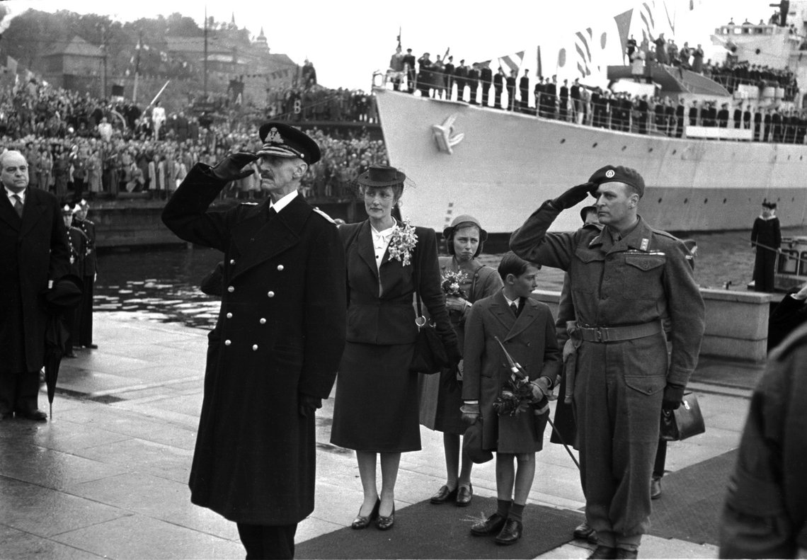 OSLO 19450607: Fredsdagene 1945
En jublende folkemasse på Honnørbryggen ønsket kongefamilien velkommen tilbake til Norge 7. juni 1945. F.v. kong Haakon, kronprinsesse Märtha, prinsessene Ranghild og Astrid, prins Harald og kronprins Olav. Haakon og Olav gjør honnør.
Foto: NTB / NTB OSLO 19450607: Fredsdagene 1945
En jublende folkemasse på Honnørbryggen ønsket kongefamilien velkommen tilbake til Norge 7. juni 1945. F.v. kong Haakon, kronprinsesse Märtha, prinsessene Ranghild og Astrid, prins Harald og kronprins Olav. Haakon og Olav gjør honnør.
Foto: NTB / NTB