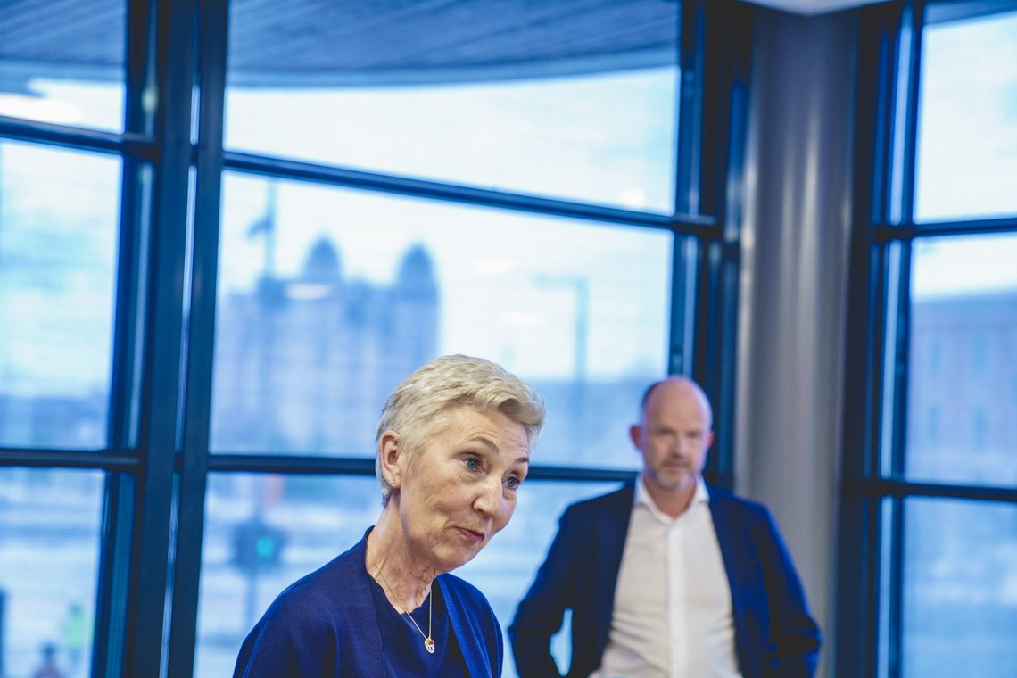 LO-leder Peggy Hessen Følsvik og NHO-sjef Ole Erik Almlid etter pressekonferansen om løsningen i tariffoppgjøret. Foto: Stian Lysberg Solum / NTB LO-leder Peggy Hessen Følsvik og NHO-sjef Ole Erik Almlid etter pressekonferansen om løsningen i tariffoppgjøret. Foto: Stian Lysberg Solum / NTB
