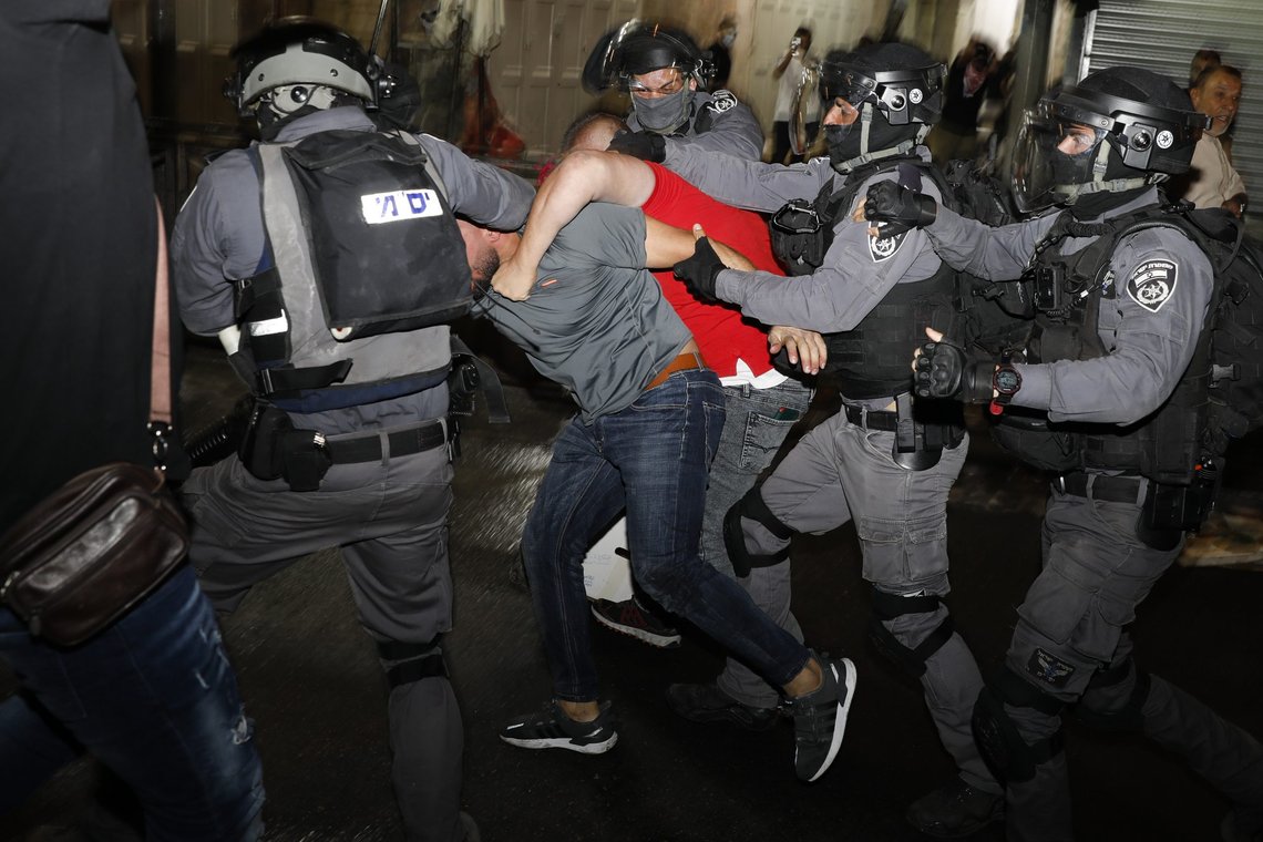 Israelske politi i kamp med palestinske demonstranter nær Damaskusporten like utenfor Jerusalems gamleby, søndag 9. mai 2021. Foto: Ariel Schalit / AP / NTB Israelske politi i kamp med palestinske demonstranter nær Damaskusporten like utenfor Jerusalems gamleby, søndag 9. mai 2021. Foto: Ariel Schalit / AP / NTB