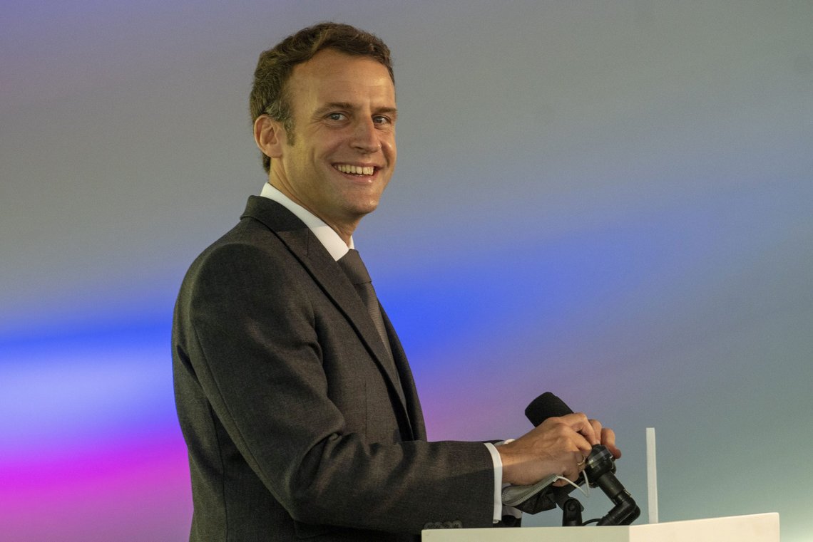 En usedvanlig blid Macron møter franskmenn bosatt i Sør-Afrika under en mottagelse på den franske ambassaden i Pretoria lørdag 29. Foto: Jerome Delay/AP/NTB En usedvanlig blid Macron møter franskmenn bosatt i Sør-Afrika under en mottagelse på den franske ambassaden i Pretoria lørdag 29. Foto: Jerome Delay/AP/NTB