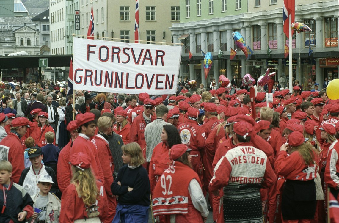 Bergen 19920517.
17. mai-feiring i Bergen. Hovedprosesjonen på Torgalmenningen. Rødruss. Parolen "Forsvar Grunnloven", demonstrasjon mot medlemskap i EF / EU.
NTB arkivfoto: Gidske Stark / NTB Bergen 19920517.
17. mai-feiring i Bergen. Hovedprosesjonen på Torgalmenningen. Rødruss. Parolen "Forsvar Grunnloven", demonstrasjon mot medlemskap i EF / EU.
NTB arkivfoto: Gidske Stark / NTB