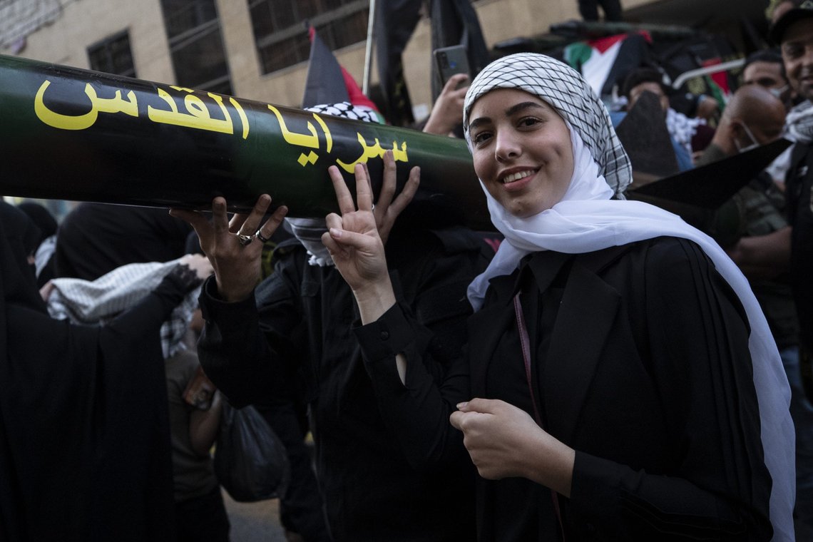 Demonstrasjon for Islamsk Hellig Krig i Beirut. Kopier av raketter ble båret frem omtrent som kultobjekter. Foto: Hassan Ammar/AP/NTB. Demonstrasjon for Islamsk Hellig Krig i Beirut. Kopier av raketter ble båret frem omtrent som kultobjekter. Foto: Hassan Ammar/AP/NTB.