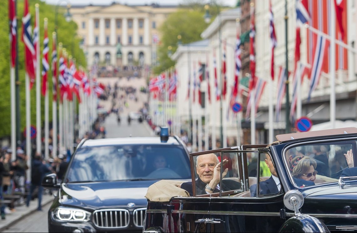 Oslo 20200517.
Kong Harald og dronning Sonja kommer kjørende nedover Karl Johans gate i åpen bil under 17. mai feiringen i Oslo. Nasjonaldagen feires i år på en ny og annerledes måte på grunn av koronoaviruset.
Foto: Fredrik Varfjell / NTB Oslo 20200517.
Kong Harald og dronning Sonja kommer kjørende nedover Karl Johans gate i åpen bil under 17. mai feiringen i Oslo. Nasjonaldagen feires i år på en ny og annerledes måte på grunn av koronoaviruset.
Foto: Fredrik Varfjell / NTB