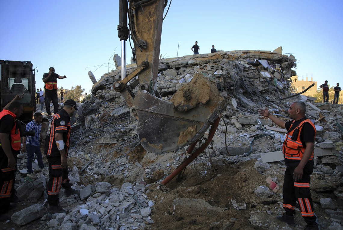 Når man ser ødeleggelsene virker det ufattelig at bare 119 er drept. Det er Hamas egne tall. billedtekst: Palestinians rescuers search in the rubble for missing members of the Al-Tanani family, after their house was destroyed by Israeli airstrikes in town of Beit Lahiya, northern Gaza Strip, Thursday, May 13, 2021. (AP Photo/Khalil Hamra) Når man ser ødeleggelsene virker det ufattelig at bare 119 er drept. Det er Hamas egne tall. billedtekst: Palestinians rescuers search in the rubble for missing members of the Al-Tanani family, after their house was destroyed by Israeli airstrikes in town of Beit Lahiya, northern Gaza Strip, Thursday, May 13, 2021. (AP Photo/Khalil Hamra)