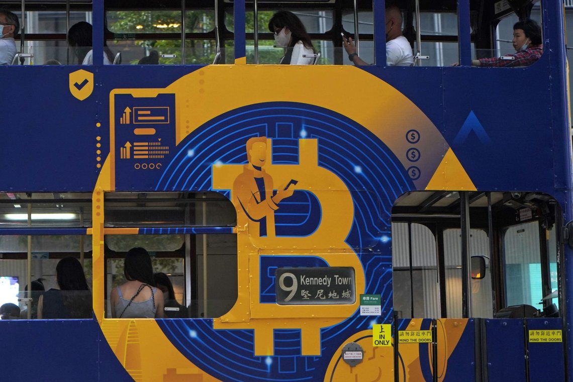 Bitcoin-reklame på en trikk i Hongkong. De som har latt seg friste av kryptovalutaen den siste tiden, har opplevd en kraftig nedtur denne våren. Illustrasjonsfoto: Kin Cheung / AP / NTB Bitcoin-reklame på en trikk i Hongkong. De som har latt seg friste av kryptovalutaen den siste tiden, har opplevd en kraftig nedtur denne våren. Illustrasjonsfoto: Kin Cheung / AP / NTB