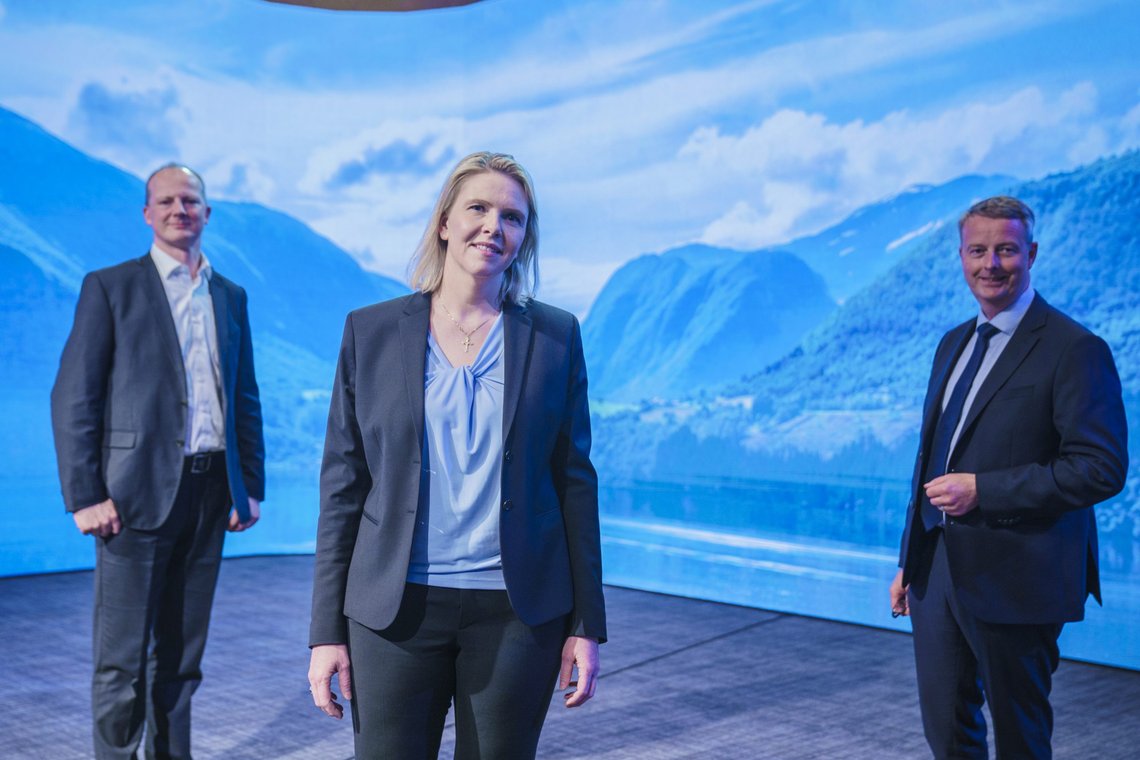 Gardermoen 20210508.
Partileder Sylvi Listhaug sammen med 1. nestleder Ketil Solvik-Olsen og 2. nestleder Terje Søviknes under Fremskrittspartiets digitalt landsmøte på Gardermoen.
Foto: Stian Lysberg Solum / NTB Gardermoen 20210508.
Partileder Sylvi Listhaug sammen med 1. nestleder Ketil Solvik-Olsen og 2. nestleder Terje Søviknes under Fremskrittspartiets digitalt landsmøte på Gardermoen.
Foto: Stian Lysberg Solum / NTB