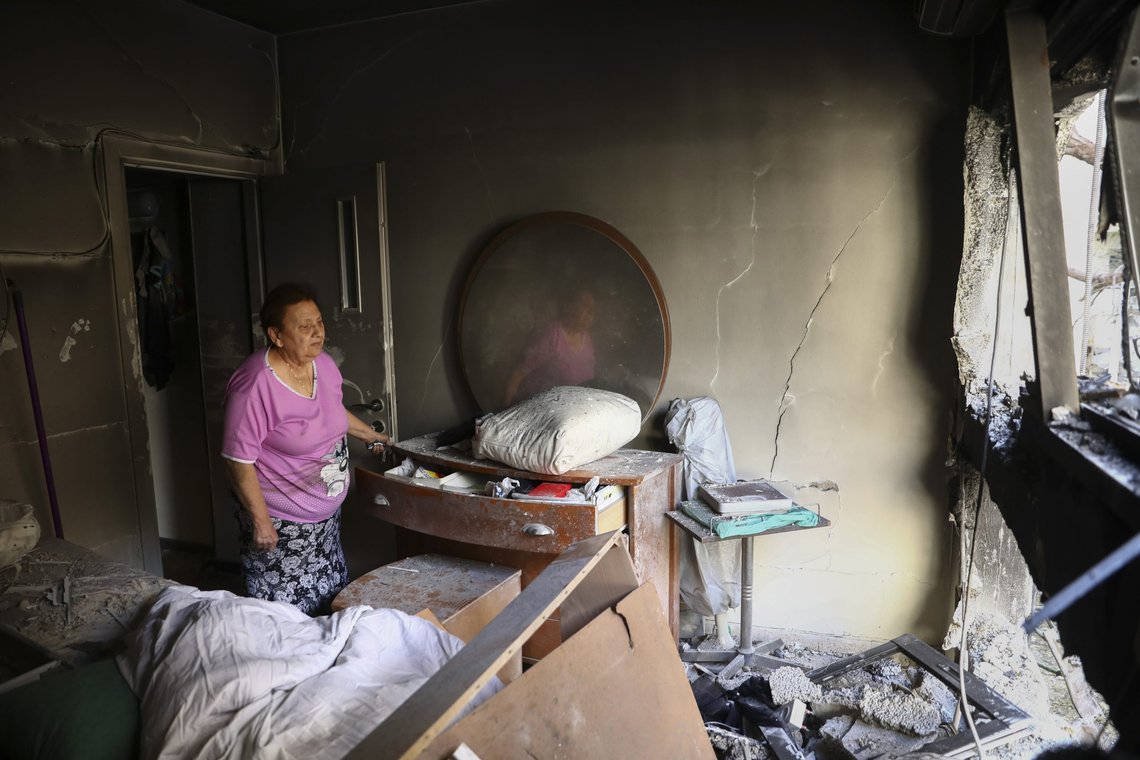 Ved første øyekast kunne man tro bildet er fra Gaza, Men en trenet øye vil registrere at Julianna Sror ikke ser spesielt palestinsk ut. Hun bor i Petah Tikhva og fikk leiligheten ødelagt av en rakett 13. mai. Foto: Oded Balilty/AP/NTB Ved første øyekast kunne man tro bildet er fra Gaza, Men en trenet øye vil registrere at Julianna Sror ikke ser spesielt palestinsk ut. Hun bor i Petah Tikhva og fikk leiligheten ødelagt av en rakett 13. mai. Foto: Oded Balilty/AP/NTB