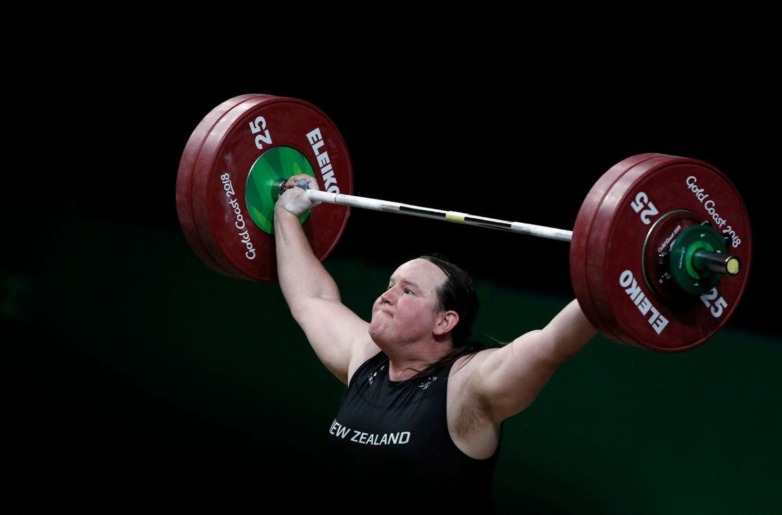 Laurel Hubbard fra New Zealand er en biologisk mann som må konkurrere med kvinner i vektløfting for å ha noen mulighet til å vinne OL-medalje. Helt greit, ifølge Norges Idrettsforbund. Hubbard blir den første mannen som konkurrerer i kvinneklassen i et OL. Foto: ADRIAN DENNIS / AFP/ NTB Laurel Hubbard fra New Zealand er en biologisk mann som må konkurrere med kvinner i vektløfting for å ha noen mulighet til å vinne OL-medalje. Helt greit, ifølge Norges Idrettsforbund. Hubbard blir den første mannen som konkurrerer i kvinneklassen i et OL. Foto: ADRIAN DENNIS / AFP/ NTB