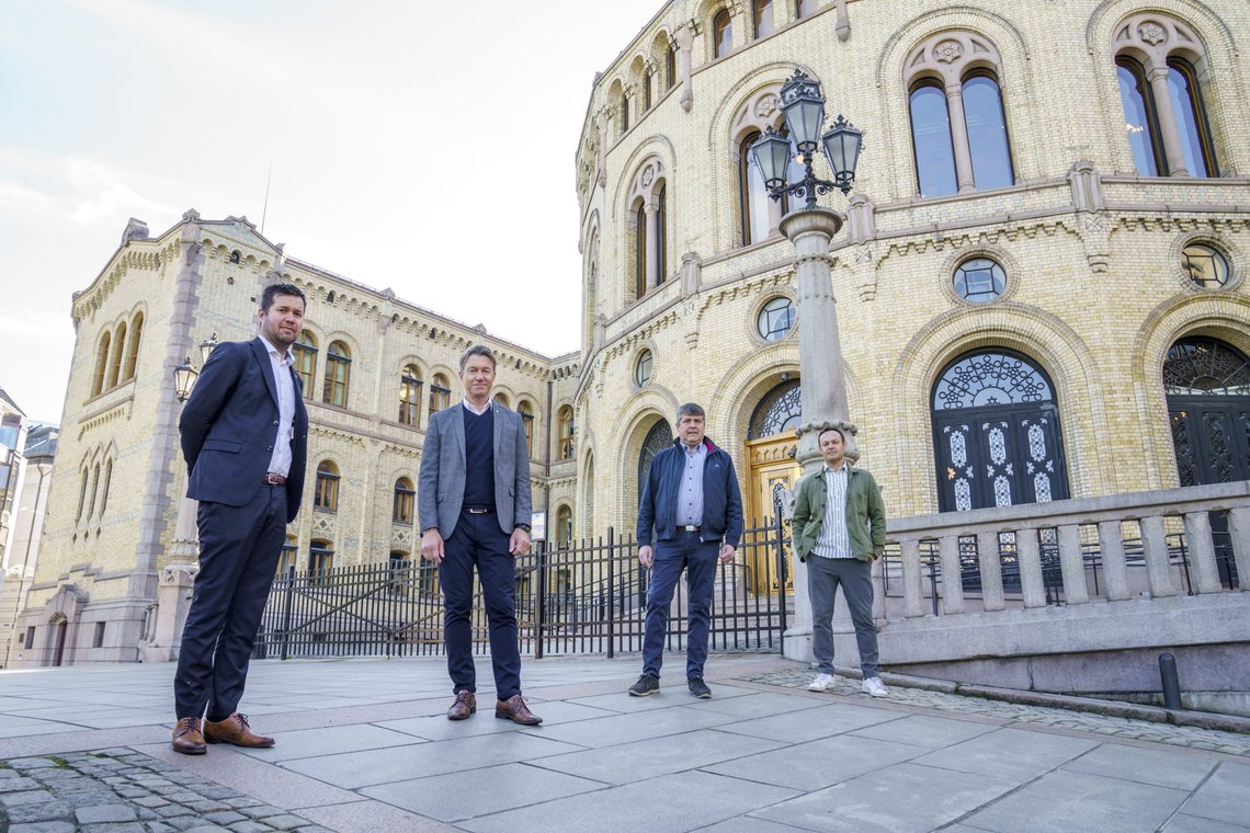 Geir Pollestad (Sp), Terje Aasland (Ap), Bengt Rune Strifeldt (Frp) og Torgeir Knag Fylkesnes (SV) er enige om en ny kompensasjonsordning for pelsdyrbøndene, etter at Stortinget vedtok å avvikle næringen i 2019. Foto: Torstein Bøe / NTB Geir Pollestad (Sp), Terje Aasland (Ap), Bengt Rune Strifeldt (Frp) og Torgeir Knag Fylkesnes (SV) er enige om en ny kompensasjonsordning for pelsdyrbøndene, etter at Stortinget vedtok å avvikle næringen i 2019. Foto: Torstein Bøe / NTB
