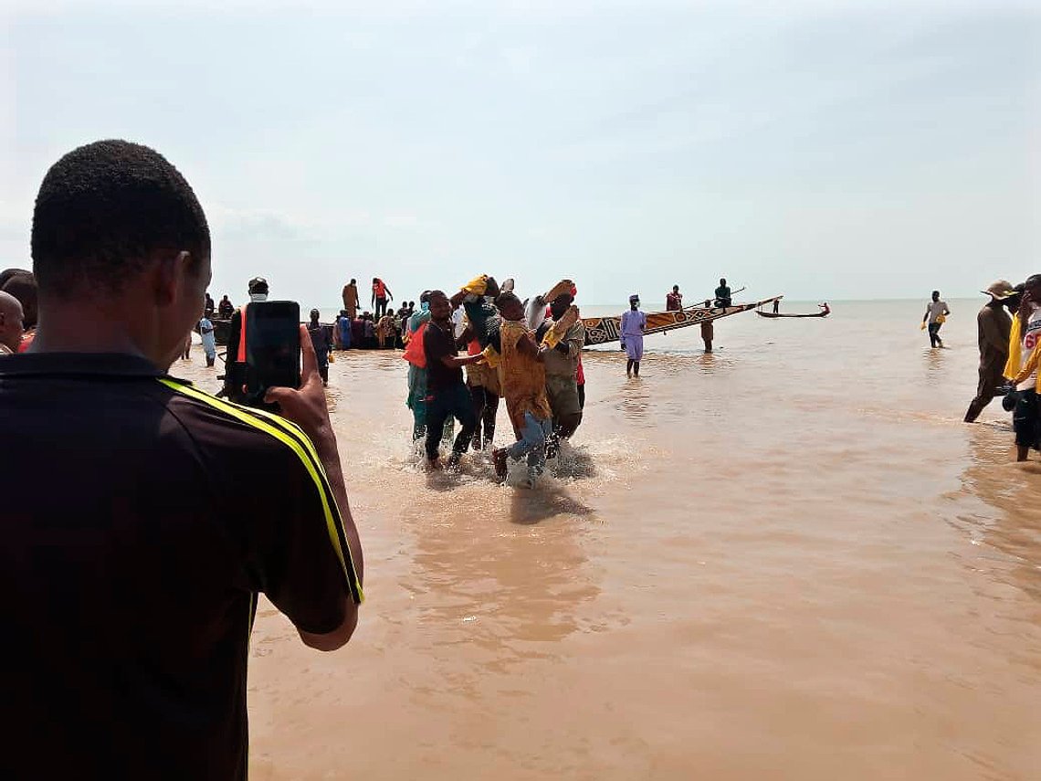 Redningsmannskapene bærer et av ofrene fra båtulykken i land i Kebbi i Nigeria. Foto: EMA / AP / NTB Redningsmannskapene bærer et av ofrene fra båtulykken i land i Kebbi i Nigeria. Foto: EMA / AP / NTB