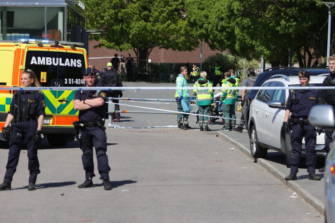 En 44-årig mann ble skutt og drept i Hjällbo i Göteborg søndag 30. mai, som følge av en eskalerende krig mellom to klaner. Foto: TT / NTB En 44-årig mann ble skutt og drept i Hjällbo i Göteborg søndag 30. mai, som følge av en eskalerende krig mellom to klaner. Foto: TT / NTB