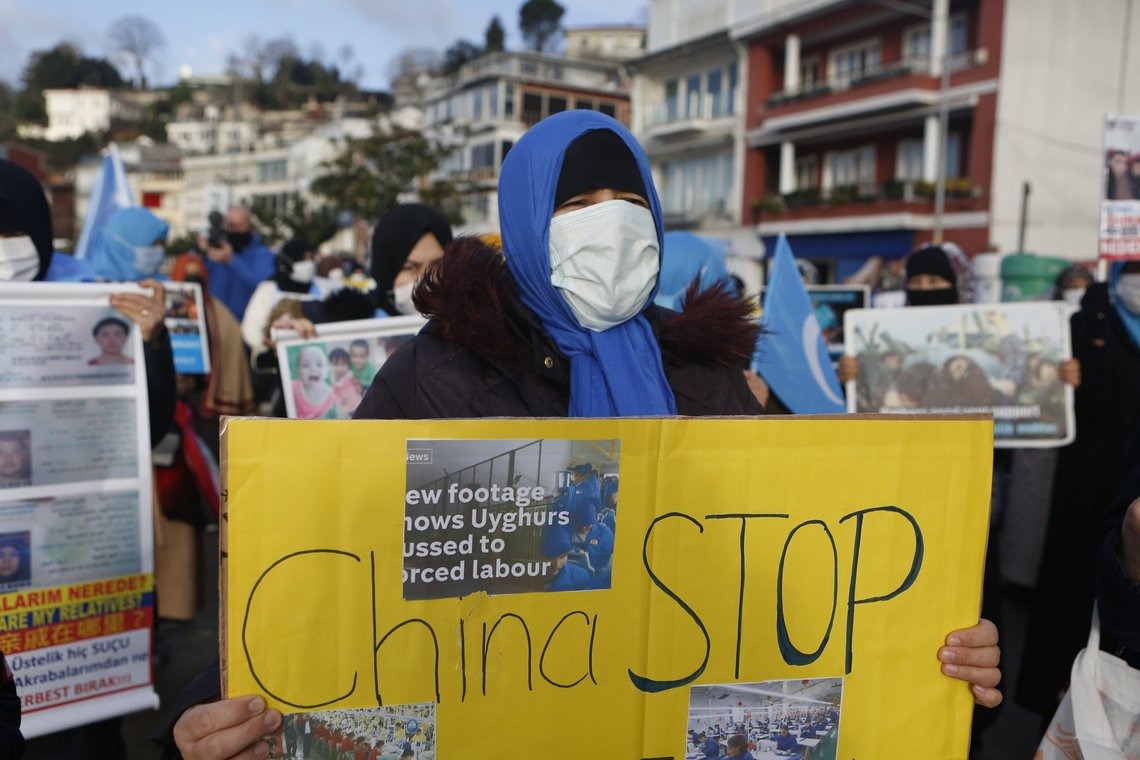 Muslimske uigurer demonstrerer mot Kinas politikk ved Kinas konsulat i Istanbul, Tyrkia, 10. februar 2021. Foto: Mehmet Guzel, AP-NTB. Muslimske uigurer demonstrerer mot Kinas politikk ved Kinas konsulat i Istanbul, Tyrkia, 10. februar 2021. Foto: Mehmet Guzel, AP-NTB.