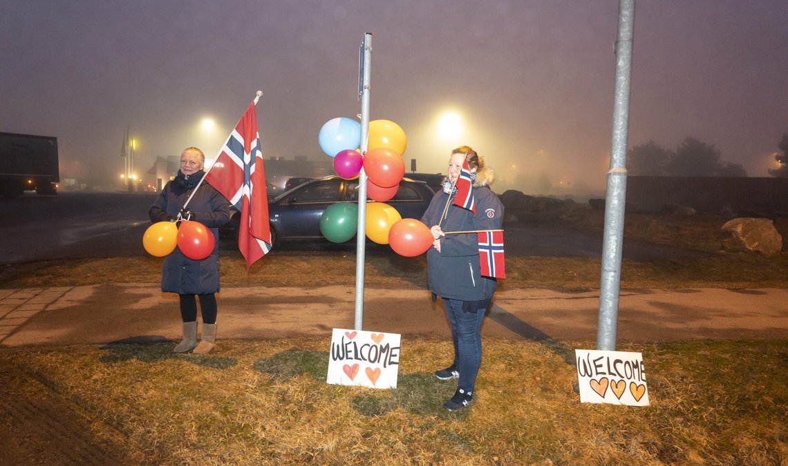 Råde 20210303.
Henriette Lycke Røed og Birgitte Andreassen pynter området rundt Ankomstsenteret i Råde med flagg, ballonger og velkommen plakater onsdag kveld. De 35 syriske asylsøkere fra Moria-leiren er ventet dit senere på kvelden.
Foto: Heiko Junge / NTB Råde 20210303.
Henriette Lycke Røed og Birgitte Andreassen pynter området rundt Ankomstsenteret i Råde med flagg, ballonger og velkommen plakater onsdag kveld. De 35 syriske asylsøkere fra Moria-leiren er ventet dit senere på kvelden.
Foto: Heiko Junge / NTB