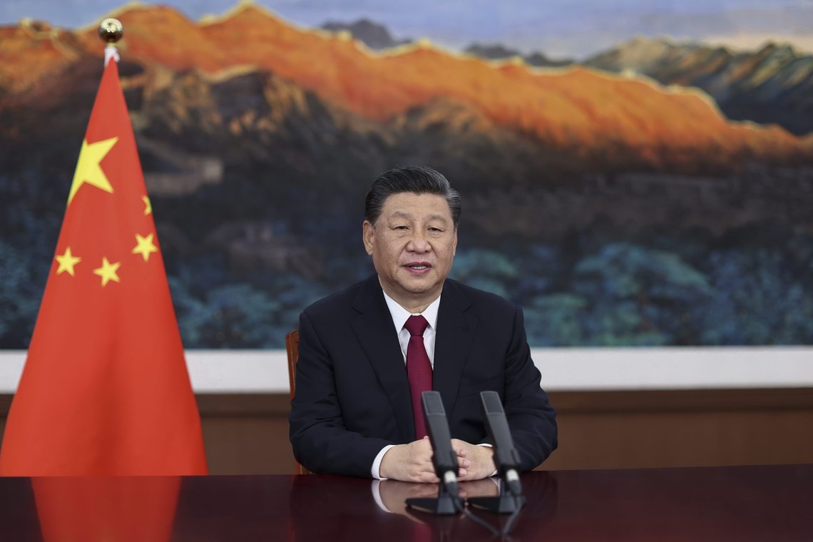 Kinas president Xi Jinping har kalt internett en hovedslagmark for opinionen. En etterforskning utført av AP og Oxford internett Institute, fant at kinesiske diplomater har fått sterkt vekst på Twitter, tilsynelatende som følge av falske kontoer som har retweetet innleggene deres titusenvis av ganger. Kina benekter å stå bak noe slikt. Foto: AP / NTB Kinas president Xi Jinping har kalt internett en hovedslagmark for opinionen. En etterforskning utført av AP og Oxford internett Institute, fant at kinesiske diplomater har fått sterkt vekst på Twitter, tilsynelatende som følge av falske kontoer som har retweetet innleggene deres titusenvis av ganger. Kina benekter å stå bak noe slikt. Foto: AP / NTB