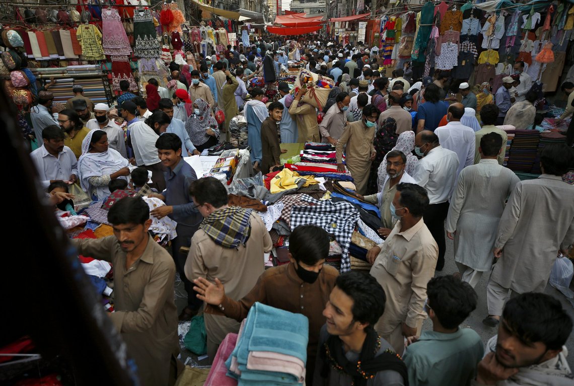 Folk på handletur i et marked i Rawalpindi foran id. De fleste dropper munnbind og holder ikke avstand. Foto: Anjum Naveed / AP / NTB Folk på handletur i et marked i Rawalpindi foran id. De fleste dropper munnbind og holder ikke avstand. Foto: Anjum Naveed / AP / NTB