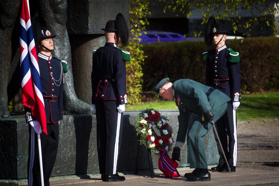 Oslo 20120508. Kong Harald legger ned krans ved nasjonalmonumentet på Akershus festning i Oslo i forbindelse med Frigjøringsdagen og nasjonal veterandag. Bak går statsminister Jens Stoltenberg.
Foto: Kyrre Lien / NTB Oslo 20120508. Kong Harald legger ned krans ved nasjonalmonumentet på Akershus festning i Oslo i forbindelse med Frigjøringsdagen og nasjonal veterandag. Bak går statsminister Jens Stoltenberg.
Foto: Kyrre Lien / NTB