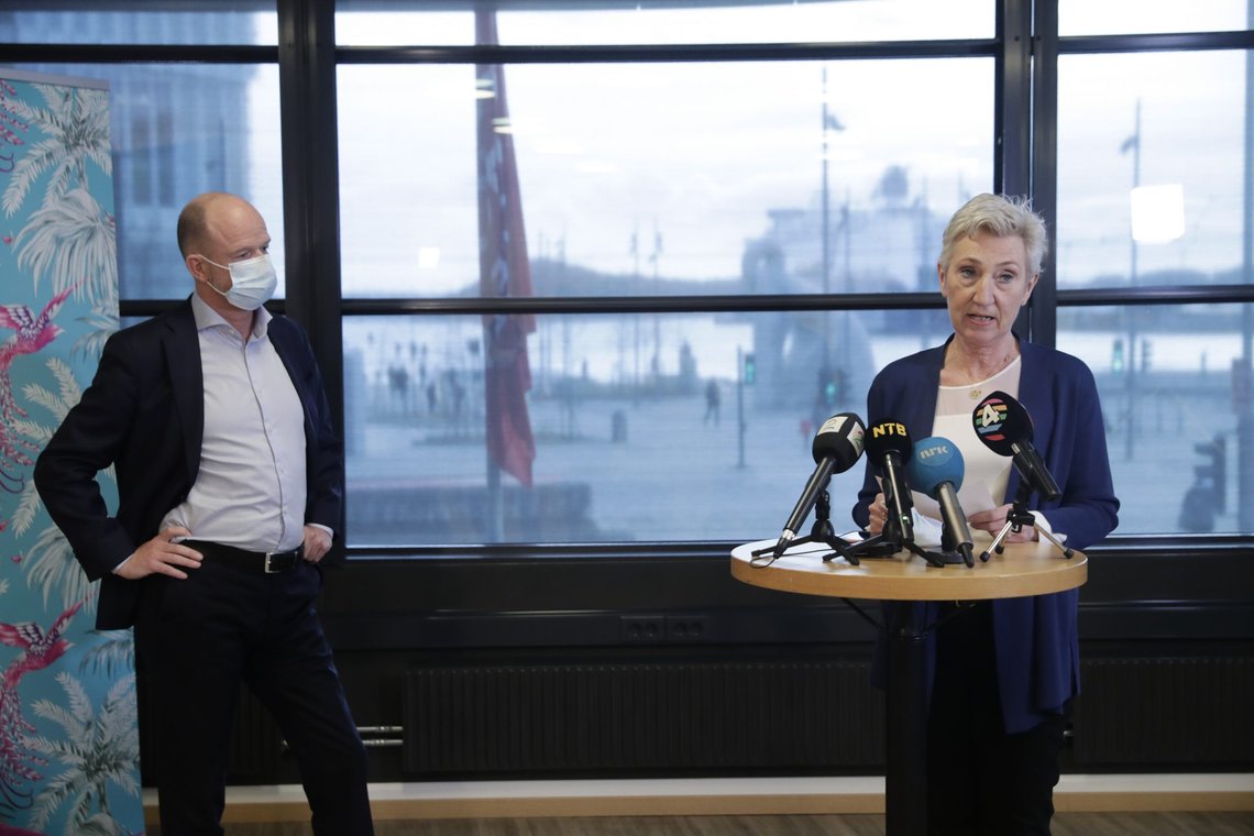 NHO-direktør Ole Erik Almlid og LO-leder Peggy Hessen Følsvik fotografert i forbindelse med årets lønnsoppgjør. Nå er de helt enige om at Norge trenger et grønt taktskifte. Foto: Berit Roald / NTB NHO-direktør Ole Erik Almlid og LO-leder Peggy Hessen Følsvik fotografert i forbindelse med årets lønnsoppgjør. Nå er de helt enige om at Norge trenger et grønt taktskifte. Foto: Berit Roald / NTB
