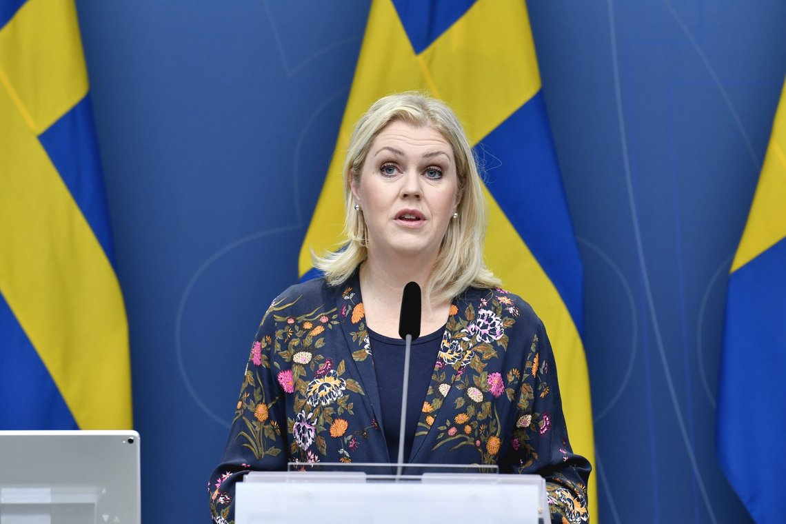 Sveriges sosialminister Lena Hallengren bekrefter at hun har innledet en dialog med norske og danske kolleger om rekruttering av helsepersonell fra nabolandene. Foto: Jessica Gow /TT / NTB Sveriges sosialminister Lena Hallengren bekrefter at hun har innledet en dialog med norske og danske kolleger om rekruttering av helsepersonell fra nabolandene. Foto: Jessica Gow /TT / NTB