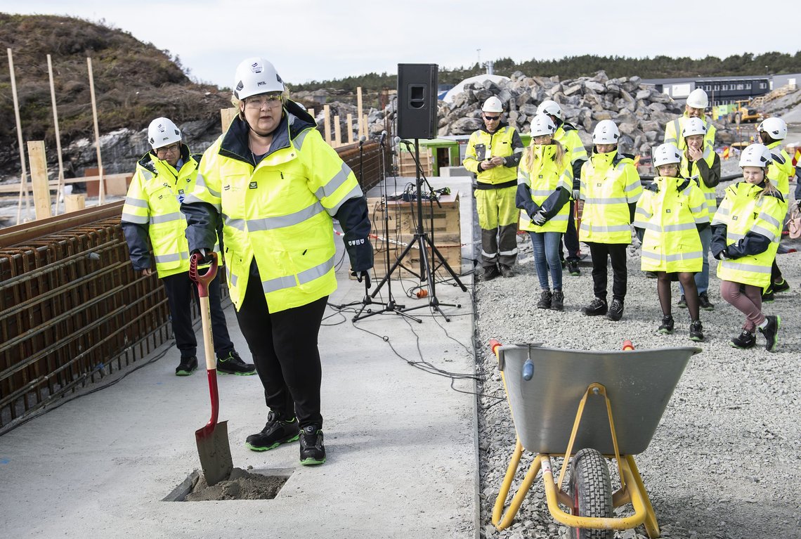 Statsminister Erna Solberg (H) tok spaden og trillebåra fatt da grunnsteinen for administrasjonsbygget til Northern Lights i Øygarden skulle legges ned. Foto: Marit Hommedal / NTB Statsminister Erna Solberg (H) tok spaden og trillebåra fatt da grunnsteinen for administrasjonsbygget til Northern Lights i Øygarden skulle legges ned. Foto: Marit Hommedal / NTB