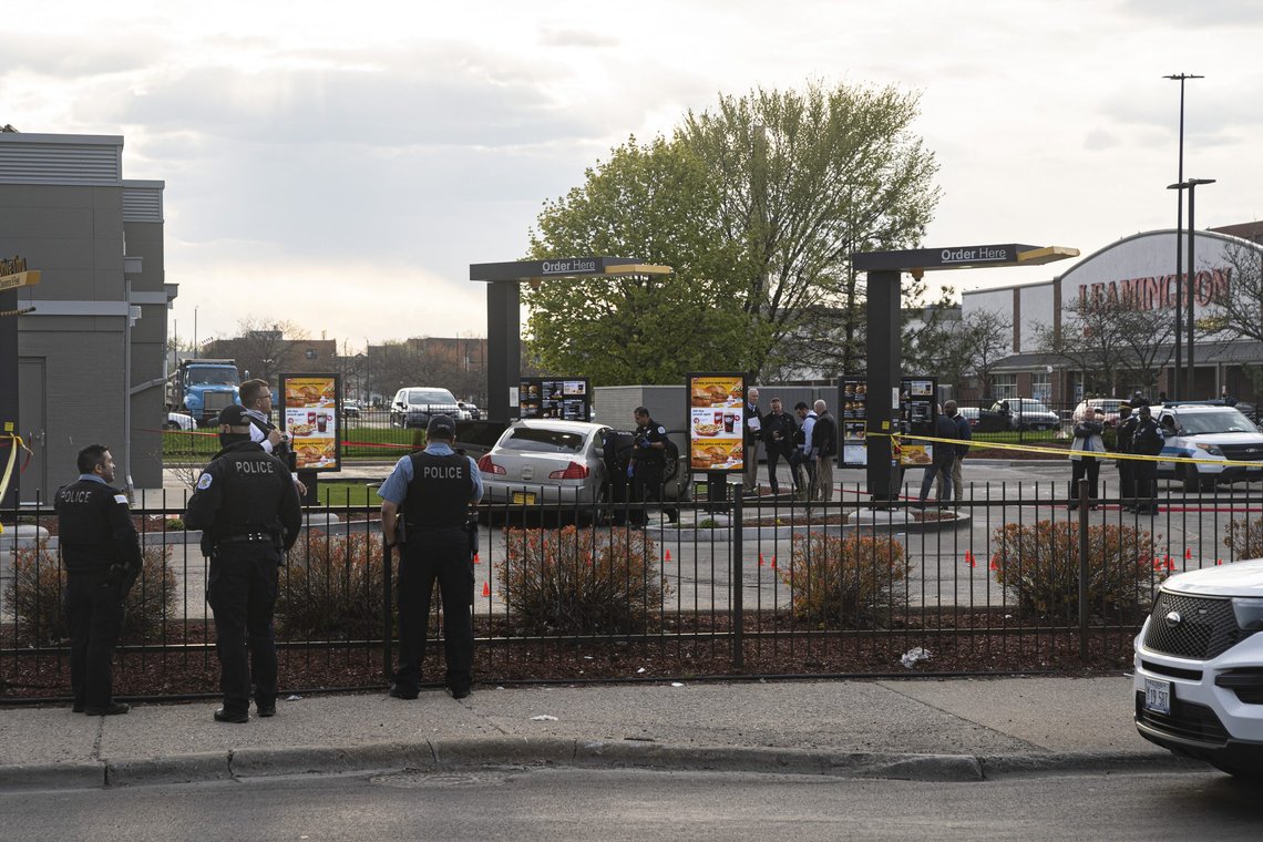 Jontae Adams, 28, og hans datter Jaslyn, 7, ble skutt i en drive-by-shooting på en MacDonald i Chicago 18. april Jaslyn døde. Hun er en av mange som blir skutt av kriminelle, men ofrene interesserer ikke liberale medier. Foto: Anthony Vazquez/Chicago Sun-Times via AP/NTB Jontae Adams, 28, og hans datter Jaslyn, 7, ble skutt i en drive-by-shooting på en MacDonald i Chicago 18. april Jaslyn døde. Hun er en av mange som blir skutt av kriminelle, men ofrene interesserer ikke liberale medier. Foto: Anthony Vazquez/Chicago Sun-Times via AP/NTB