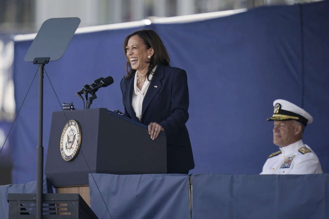 Kamala holdt talen for avgangselevene ved marineakadmeiet i Annapolis, Maryland, fredag 28. mai. Hun fortalte flaue vitser som bare hun selv lo av. Foto: Julio Corterz/AP/NTB Kamala holdt talen for avgangselevene ved marineakadmeiet i Annapolis, Maryland, fredag 28. mai. Hun fortalte flaue vitser som bare hun selv lo av. Foto: Julio Corterz/AP/NTB