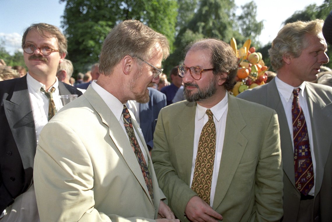 OSLO 19920820: Forfatter Salman Rushdie under den tradisjonelle hagefesten til Aschehougs forlag. Her i samtale med undervisningsminister Gudmund Hernes. William Nygaard (t.h.).
Foto: Lise Åserud NTB / NTB OSLO 19920820: Forfatter Salman Rushdie under den tradisjonelle hagefesten til Aschehougs forlag. Her i samtale med undervisningsminister Gudmund Hernes. William Nygaard (t.h.).
Foto: Lise Åserud NTB / NTB