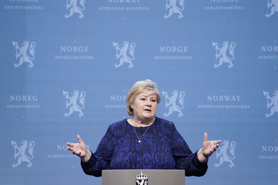 Statsminister Erna Solberg på pressekonferansen der det kom fram at regjeringen nå vil la 500 personer som omtales som samfunnskritisk nøkkelpersonell snike i vaksinekøen. Foto: Stian Lysberg Solum / NTB Statsminister Erna Solberg på pressekonferansen der det kom fram at regjeringen nå vil la 500 personer som omtales som samfunnskritisk nøkkelpersonell snike i vaksinekøen. Foto: Stian Lysberg Solum / NTB