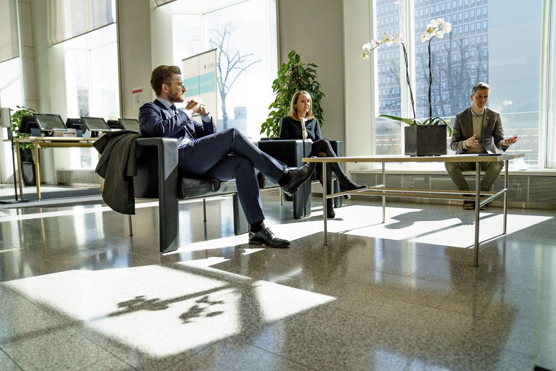 Klima- og miljøvernminister Sveinung Rotevatn (V), distrikts- og digitaliseringsminister Linda Hofstad Helleland og samferdselsminister Knut Arild Hareide (KrF) vil halvere ferjeprisene innen utgangen av neste stortingsperiode. Foto: Torstein Bøe / NTB Klima- og miljøvernminister Sveinung Rotevatn (V), distrikts- og digitaliseringsminister Linda Hofstad Helleland og samferdselsminister Knut Arild Hareide (KrF) vil halvere ferjeprisene innen utgangen av neste stortingsperiode. Foto: Torstein Bøe / NTB