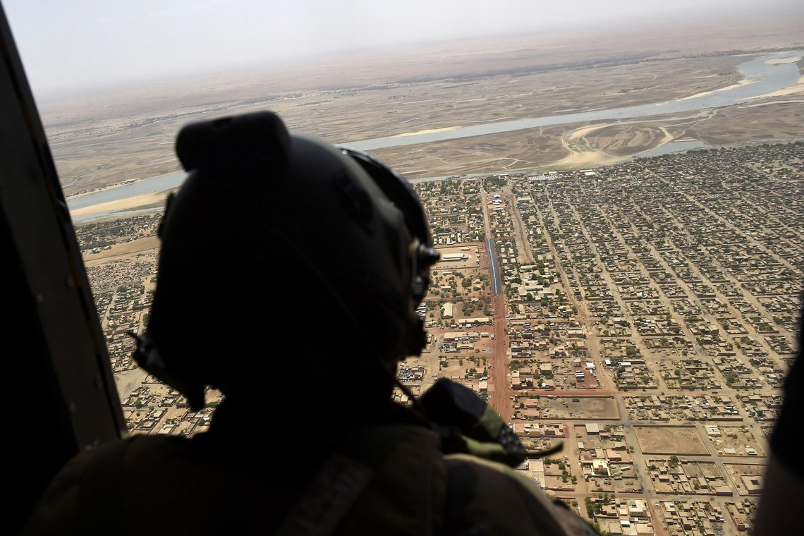 En fransk soldat betrakter Mali fra lufta. Landet er ved å synke ned i kaos. Det står både en fransk og en internasjonal styrke der, som også Norge er en del av. Foto: Christophe Petit /AP(NTB En fransk soldat betrakter Mali fra lufta. Landet er ved å synke ned i kaos. Det står både en fransk og en internasjonal styrke der, som også Norge er en del av. Foto: Christophe Petit /AP(NTB