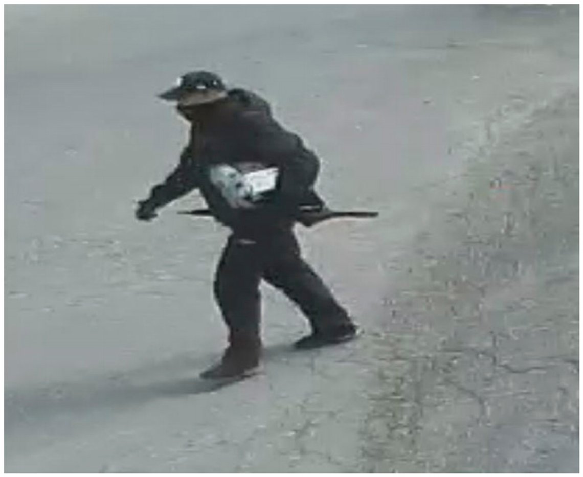 Oslo 20210522.
Politiet etterlyser tre gjerningspersoner og en bil som har blitt brukt i forbindelse med ranet.
Foto: Politiet / NTB Oslo 20210522.
Politiet etterlyser tre gjerningspersoner og en bil som har blitt brukt i forbindelse med ranet.
Foto: Politiet / NTB