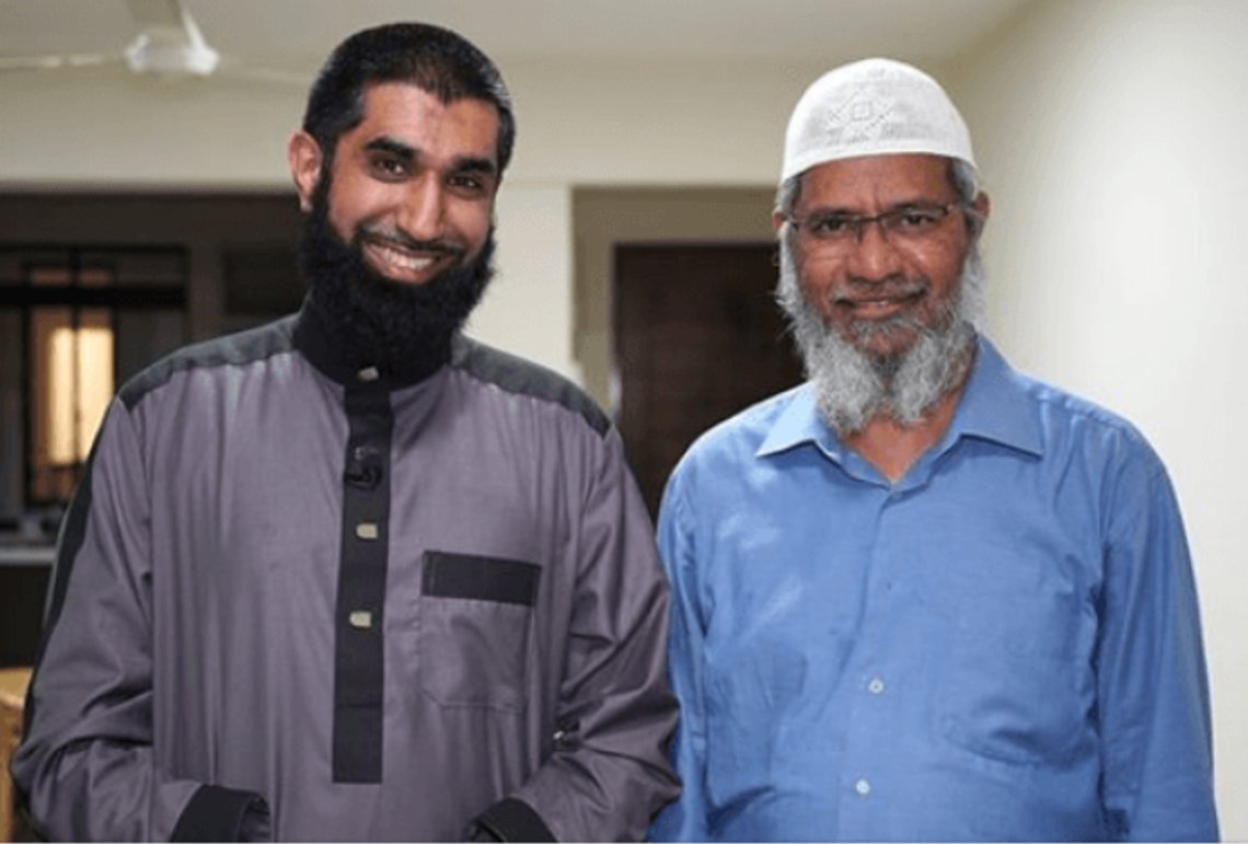 Islam Nets leder Fahad Qureshi ut et bilde på Facebook der han poserer sammen med den omstridte og ekstreme imamen Zakir Naik. Foto: Islam Net/Facebook Islam Nets leder Fahad Qureshi ut et bilde på Facebook der han poserer sammen med den omstridte og ekstreme imamen Zakir Naik. Foto: Islam Net/Facebook