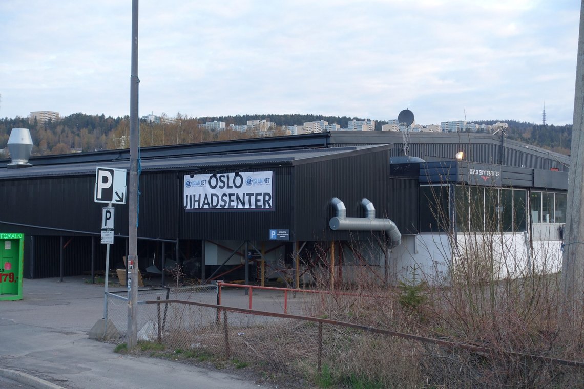 Et banner med påskriften «Oslo jihadsenter» ble 2. mai hengt opp på Islam Nets planlagte aktivitetssenter av Stopp islamiseringen av Norge (Sian). Foto: Lars Thorsen Et banner med påskriften «Oslo jihadsenter» ble 2. mai hengt opp på Islam Nets planlagte aktivitetssenter av Stopp islamiseringen av Norge (Sian). Foto: Lars Thorsen