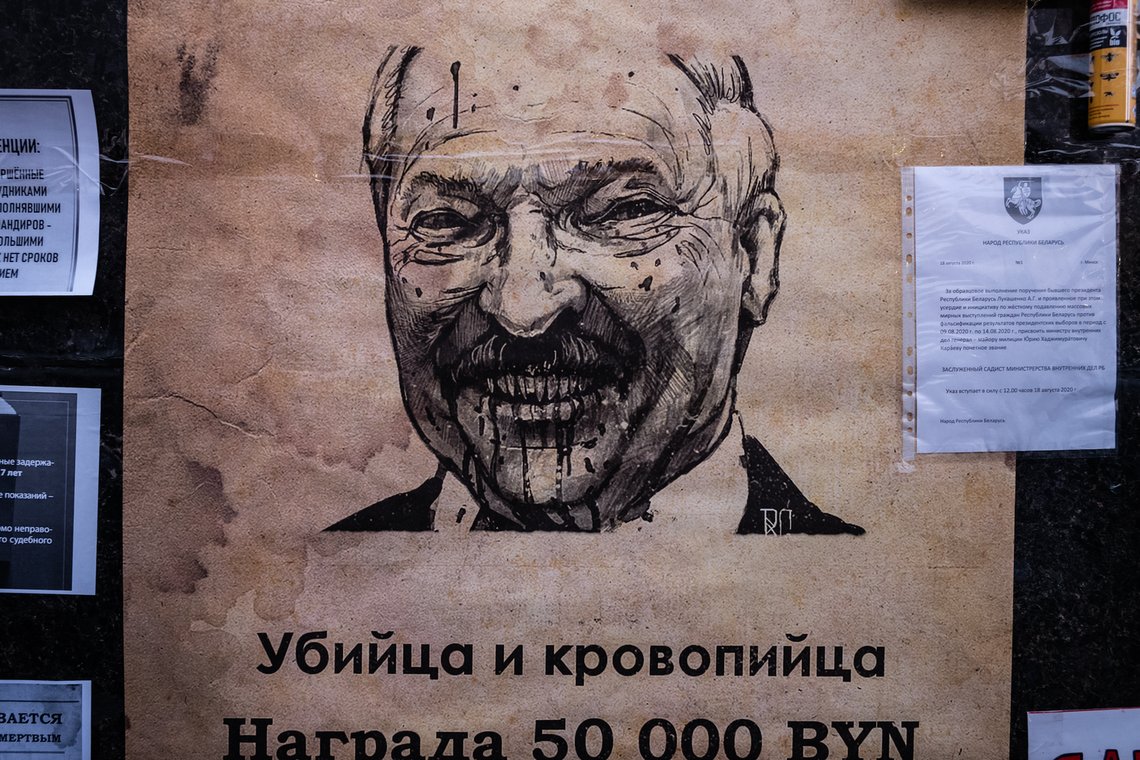 Plakat av Lukasjenko som noen har smurt "blod" rundt munnen på. Plakat av Lukasjenko som noen har smurt "blod" rundt munnen på.
