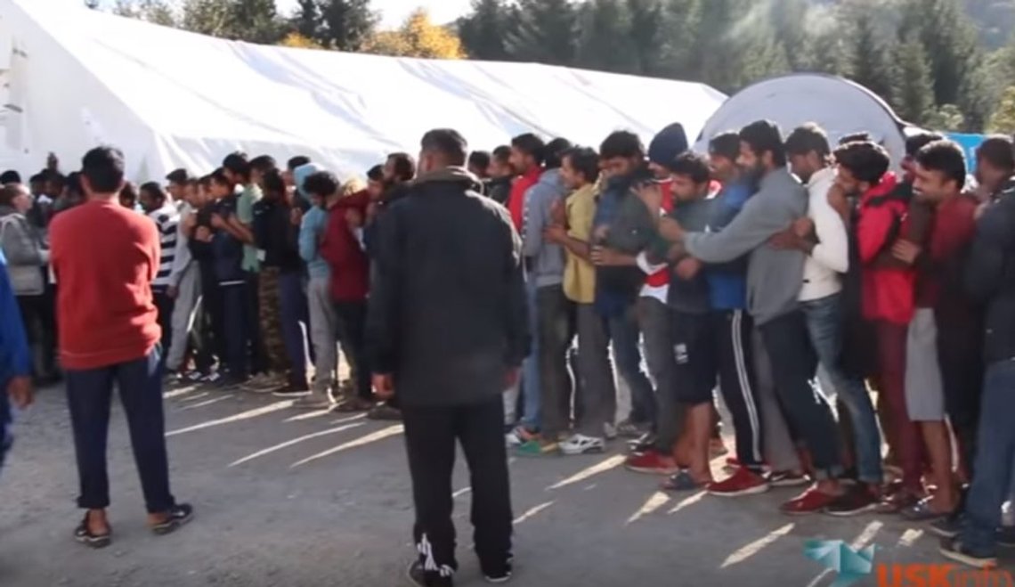 Migranter fra Bosnia på vei til Nord-Europa, i alle hovedsak menn. Foto fra YouTube. Migranter fra Bosnia på vei til Nord-Europa, i alle hovedsak menn. Foto fra YouTube.