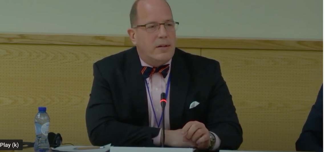 Christopher Ford er speaker på en stor nedrustningskonferanse i 2020. Det er hundrevis av slike konferanser hvor kontakter knyttes og politikk utformes og tjenestemenn utøver uformell makt. For å bli kvitt Trump måtte de avsløre hvor mektige de er og hvor skruppelløse. Foto: youtube Christopher Ford er speaker på en stor nedrustningskonferanse i 2020. Det er hundrevis av slike konferanser hvor kontakter knyttes og politikk utformes og tjenestemenn utøver uformell makt. For å bli kvitt Trump måtte de avsløre hvor mektige de er og hvor skruppelløse. Foto: youtube