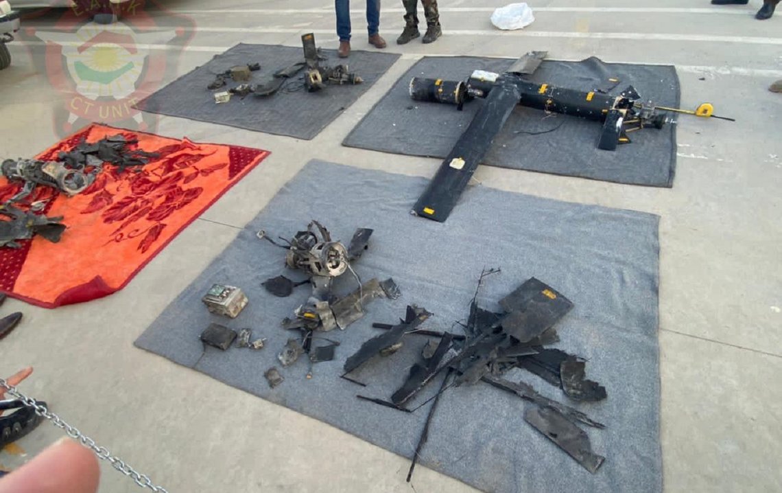 Rester av dronene som lørdag rammet en landsby like ved der amerikanerne bygger et gigantisk, nytt konsulat til Kurdistan. Foto: Kurdistan Region counter-terror unit Rester av dronene som lørdag rammet en landsby like ved der amerikanerne bygger et gigantisk, nytt konsulat til Kurdistan. Foto: Kurdistan Region counter-terror unit