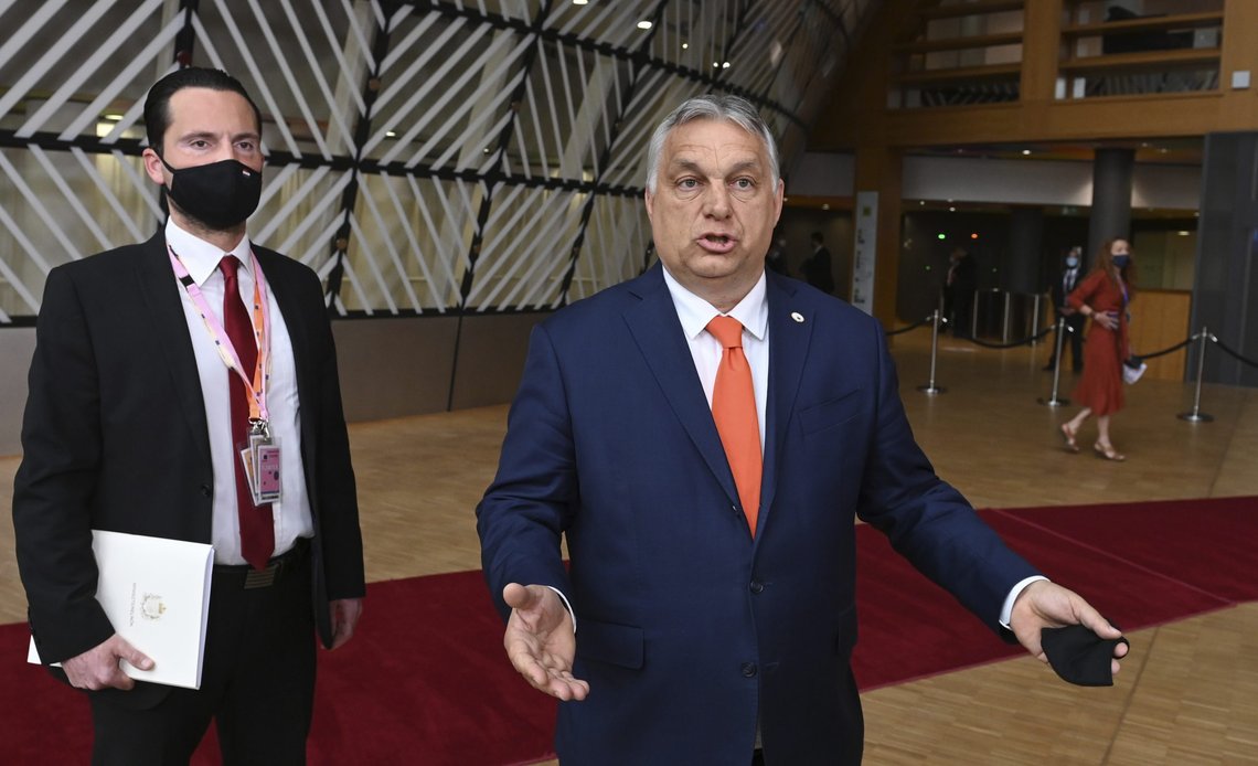 Viktor Orbán forsvarte den nye LHBT+-loven da mange av de andre EU-landenes ledere uttrykte bekymring for hvordan den påvirker rettigheter og tilsynelatende undergraver EUs verdier. Foto: John Thys / AP / NTB Viktor Orbán forsvarte den nye LHBT+-loven da mange av de andre EU-landenes ledere uttrykte bekymring for hvordan den påvirker rettigheter og tilsynelatende undergraver EUs verdier. Foto: John Thys / AP / NTB