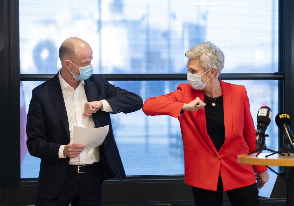 NHO-sjef Ole Erik Almlid sammen med LO-leder Peggy Hessen Følsvik. Foto: Berit Roald / NTB NHO-sjef Ole Erik Almlid sammen med LO-leder Peggy Hessen Følsvik. Foto: Berit Roald / NTB