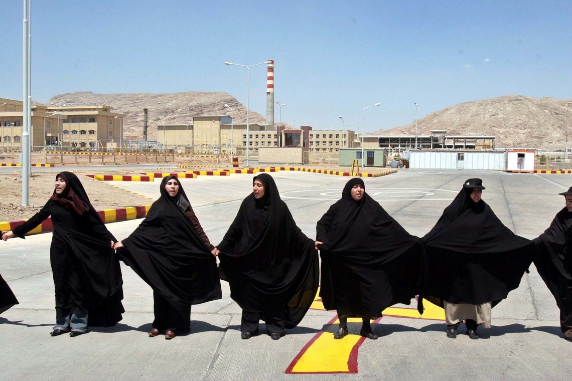 Iranske kvinner slår ring om anrikingsanlegget utenfor Isfahan i 2005. Det er tvilsomt om det var frivillig i varmen. Foto: Vahid Salemi/AP/NTB Iranske kvinner slår ring om anrikingsanlegget utenfor Isfahan i 2005. Det er tvilsomt om det var frivillig i varmen. Foto: Vahid Salemi/AP/NTB